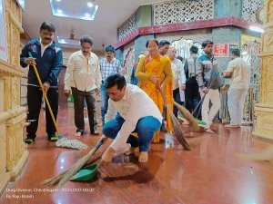 महापौर ने हाथ मे झाड़ू लेकर पार्षदों के साथ माँ चंडी मंदिर व भगवान श्री राम मंदिर व श्रीराधाकृष्ण मंदिरो के अंदर बाहर की सफाई:
