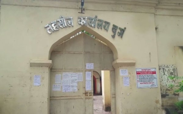 तहसील कार्यालय का छज्जा गिरा