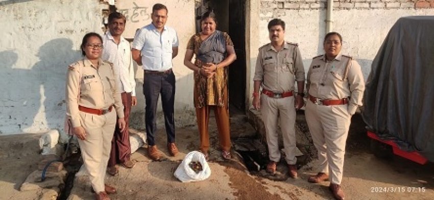 अवैध रूप से देशी मदिरा विक्रय करते महिला गिरफ्तार