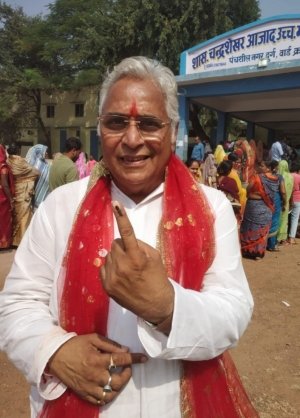 कांग्रेस प्रत्याशी अरुण वोरा ने पंचशील नगर बूथ में किया मतदान