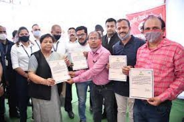 राज्यपाल सुश्री उइके ने किसान-मजदूरों की बेटी को डॉक्टर बनाने वाले युवोदय अकादमी के शिक्षकों को किया सम्मानित