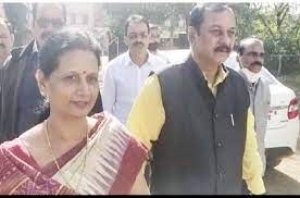 सांसद विजय बघेल ने सेक्टर 5 स्कूल,  में किया मतदान