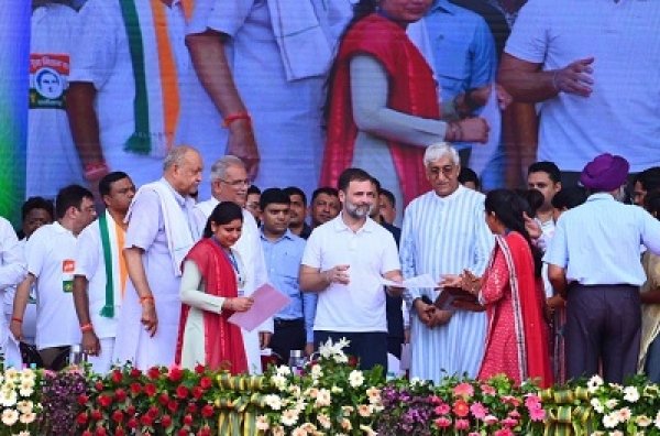 &rsquo;राजीव युवा मितान सम्मेलन&rsquo;सांसद श्री राहुल गांधी और मुख्यमंत्री श्री बघेल ने नवनियुक्त 2000 शिक्षकों को नियुक्ति पत्र वितरित किए