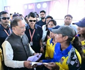 इचकेला की बेटियों ने क्रिकेट में रचा इतिहास,मुख्यमंत्री साय ने किया सम्मानित, किट देकर बढ़ाया हौसला