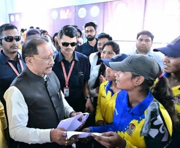 इचकेला की बेटियों ने क्रिकेट में रचा इतिहास,मुख्यमंत्री साय ने किया सम्मानित, किट देकर बढ़ाया हौसला