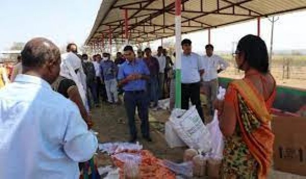 कोरिया : कलेक्टर ने कुशहा गौठान में महिलाओं से जानी आजीविका गतिविधियों की कहानी