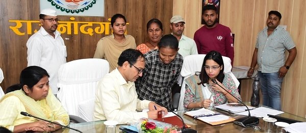 कलेक्टर ने संवेदनशीलतापूर्वक जनदर्शन में लोगों की समस्याएं एवं शिकायतें सुनी