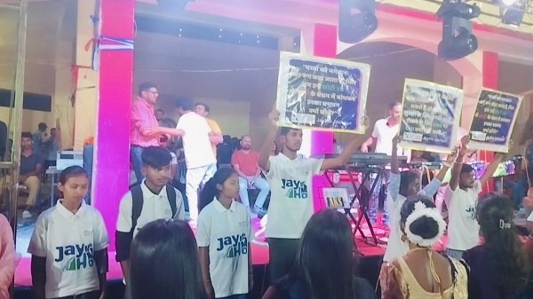 डांडिया स्थल पर जय हो टीम बाल विवाह रोकने लोगों को कर रहा जागरूक