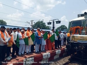 अयोध्या के लिए रवाना हुए श्रद्धालु,दुर्ग स्टेशन से गूंजे &ldquo;जय श्रीराम&rdquo; के नारे,विधायक, महापौर, संभागआयुक्त व कलेक्टर ने दिखाई हरी झंडी