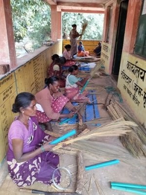 आय का जरिया बनी सफाई वाली झाड़ू