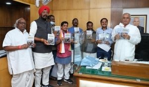 मुख्यमंत्री  भूपेश बघेल ने 'छै कोरी, छै आगर तरिया अऊ बूढ़ा नरवा' पुस्तक का किया विमोचन