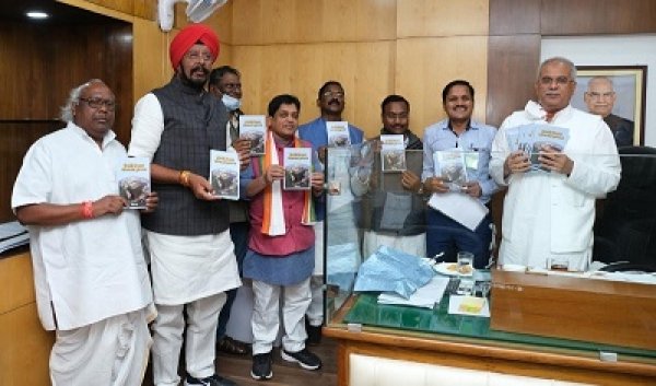 मुख्यमंत्री  भूपेश बघेल ने 'छै कोरी, छै आगर तरिया अऊ बूढ़ा नरवा' पुस्तक का किया विमोचन