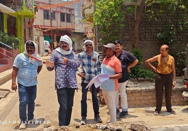 वार्ड 30 के घरों में पानी प्रेशर की जांच करने निकले अफसर,लोगो से ली जानकारी