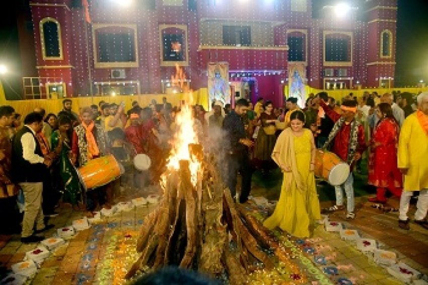 पंजाबी समाज ने रामलला पूजन के साथ मनाई लोहड़ी :प्रभंजय के भजनों के साथ झूमते रहे श्रद्धालु