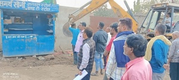 सड़क किनारे अवैध रूप से बिल्डिंग मटेरियल, गुमटी रखने वाले व्यापारी पर निगम की टीम ने की कार्यवाही 