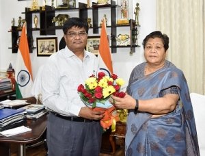 राज्यपाल उइके से महात्मा गांधी उद्यानिकी एवं वानिकी विश्वविद्यालय के कुलपति ने की भेंट