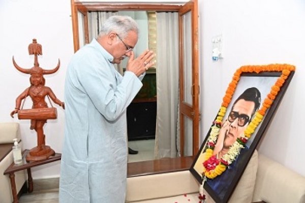 मुख्यमंत्री ने छत्तीसगढ़ में नाचा के जनक दाऊ दुलार सिंह मंदराजी एवँ स्वतंत्रता संग्राम सेनानी और लोकप्रिय राजनेता  बिसाहू दास महंत की जयंती पर उन्हें किया नमन