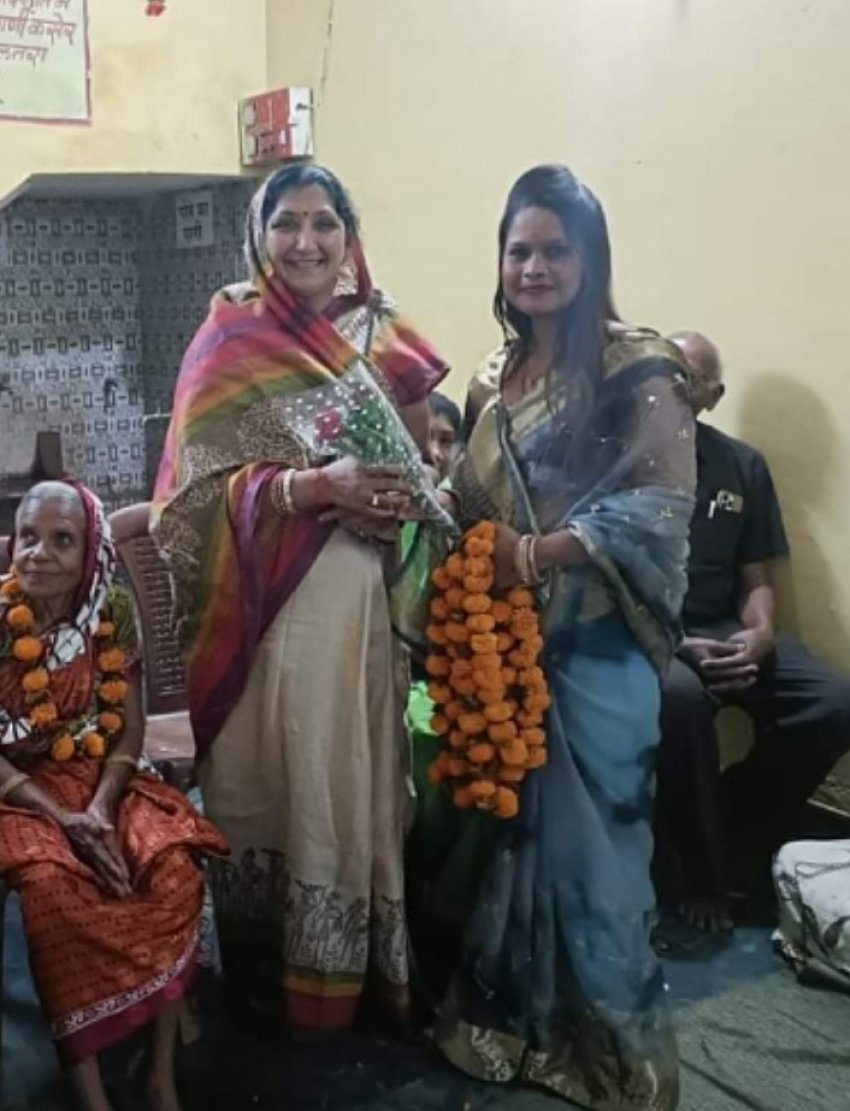 श्रीमती मंजू वोरा के साथ प्रचार करती धनश्री स्व सहायता समूह की अध्यक्ष सरस्वती साहू 