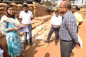 दुर्ग कलेक्टर ने की धान उपार्जन केंद्र का औचक निरीक्षण