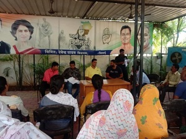 मेडिकल कॉलेज से हटाए गए परेशान कर्मचारी मिले देवेन्द्र यादव से