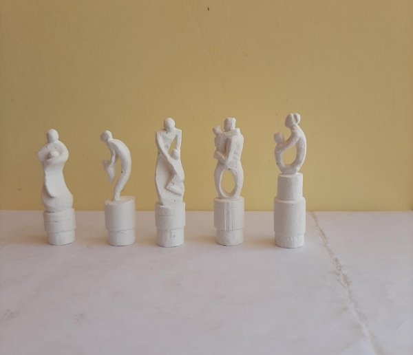 मातृ दिवस पर भानु प्रताप कुंजाम ने मांताओ को  सम्मानित करने पेंसिल की नोक पर बनाई कलाकृति