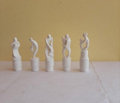 मातृ दिवस पर भानु प्रताप कुंजाम ने मांताओ को  सम्मानित करने पेंसिल की नोक पर बनाई कलाकृति