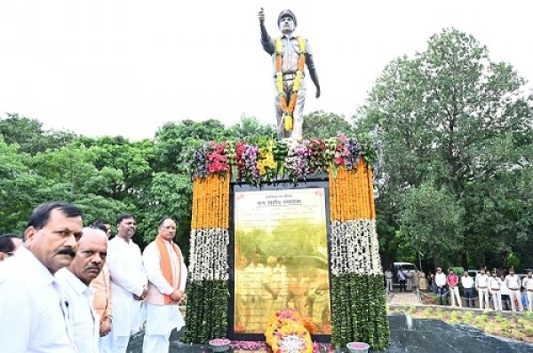 मुख्यमंत्री श्री विष्णु देव साय ने राष्ट्रीय वन शहीद दिवस के अवसर पर वन शहीदों को दी श्रद्धांजलि