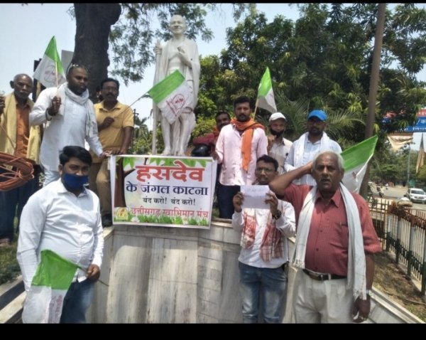 हसदेव अरण्य में लाखों पेड़ो को काटने के विरोध में मंच का प्रदर्शन*