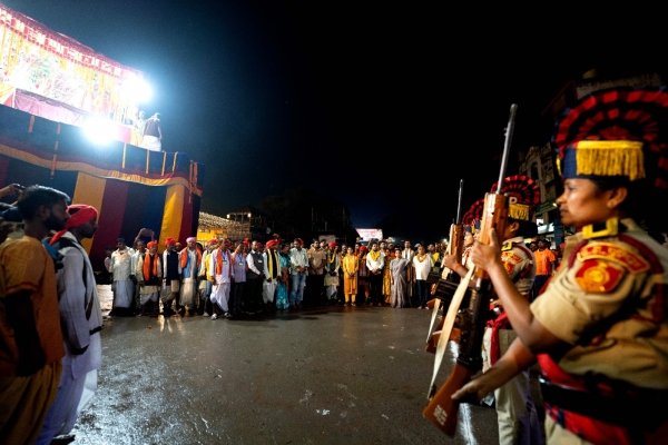 बस्तर दशहरा में फूल रथ की दूसरी परिक्रमा, बस्तर पुलिस के जवानों ने हर्ष फायर कर दी सलामी