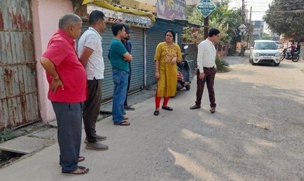 14 लाख की सड़क से उठ रहा धूल का गुबार, आयुक्त ने मौके पर अभियंता को फटकारा - गुणवत्ता सुधार के निर्देश