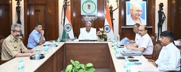 मुख्यमंत्री आज यहां अपने निवास कार्यालय में आयोजित बैठक में गृह विभाग के कार्यों की समीक्षा कर रहे हैं...