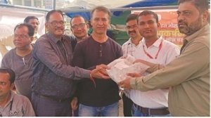 बाजार में चिल्हर की दिक्कत दूर करने चेम्बर्स ऑफ कामर्स ने व्यापारियों में बंटवाए सिक्के