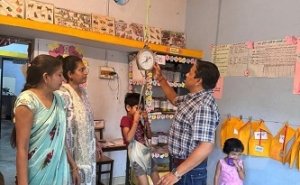 आयुक्त ने केलाबाड़ी स्थित आंगनबाड़ी केन्द्र में मनाये जा रहे वजन त्यौहार का किया औचक निरीक्षण 