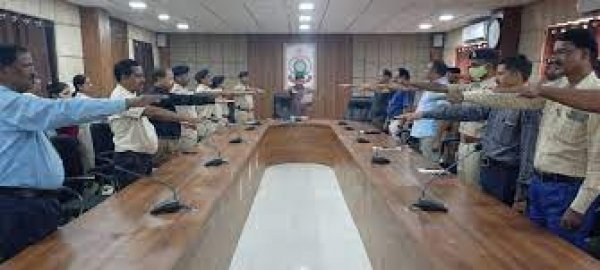 झीरम घाटी के शहीदों को संयुक्त जिला कार्यालय के अधिकारियों-कर्मचारियों ने दी श्रद्धांजलि