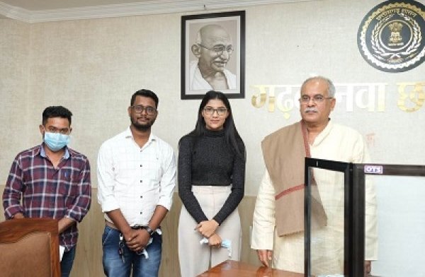 मुख्यमंत्री  भूपेश बघेल से ओटीटी एप &lsquo;मोर माटी&lsquo; के निदेशक ने की सौजन्य मुलाकात