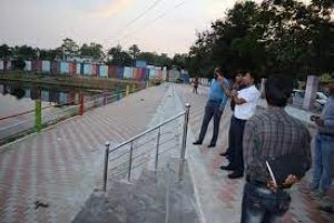 &rsquo;प्रेमाबाग तालाब सौंदर्यीकरण के कार्यप्रगति का जायजा लेने पहुंचे कलेक्टर, कार्य में लापरवाही पर सीएमओ को लगाई फटकार&rsquo;
