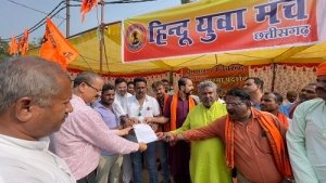 धर्मान्तरण के विरोध व कठोर कानून की मांग को लेकर हिन्दू युवा मंच द्वारा एक दिवसीय धरना प्रदर्शन