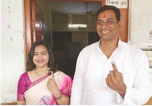 देवेंद्र ने सेक्टर 5 में सपत्नीक किया मतदान