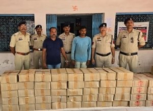 धमतरी पुलिस की ऐतिहासिक कार्रवाई: 53 पेटी अवैध शराब जब्त, दो तस्कर गिरफ्तार