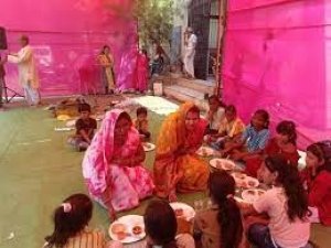 महाअष्टमी पर कन्याओं को पूजकर आयुक्त मंडावी और कर्मचारियों ने उन्हें भोज कराया