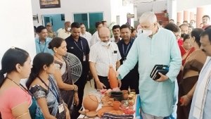 पंचायत एवं ग्रामीण विकास मंत्री  सिंहदेव ने स्व-सहायता समूहों की महिलाओं द्वारा निर्मित सामग्रियों का किया अवलोकन