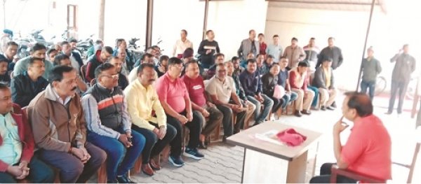 फेस आईडी सिस्टम की फोटोग्राफी ना रुकने पर आक्रोशित कर्मचारी एवं बीएमएस पदाधिकारी पहुंचे सांसद निवास