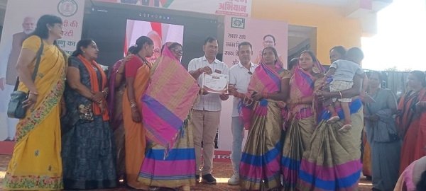 पी. एम. को सुनने उमड़ी महिलाएं, बेहतर कार्य करने वाली समूह सम्मानित