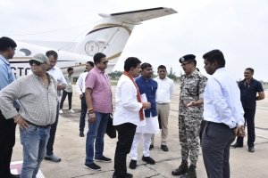 उप मुख्यमंत्री  विजय शर्मा और वन मंत्री का एयरपोर्ट में किया गया आत्मीय स्वागत