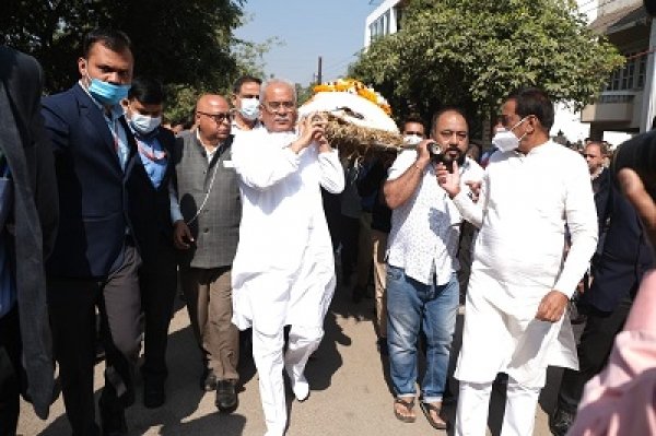 मुख्यमंत्री ने पूर्व विधायक  रमेश वर्ल्यानी के पार्थिव शरीर को कंधा देकर किया विदा