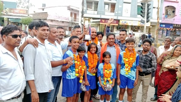 पटरी पार के खिलाड़ियों ने राज्य स्तरीय प्रतियोगिता में जीते स्वर्ण व कांस्य पदक, सम्मान रैली में उमड़ा जनसैलाब