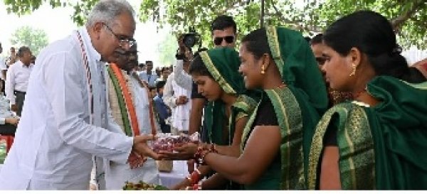भेंट-मुलाकात अभियान: रामानुजगंज विधानसभा केे ग्राम डौरा पहुंचे मुख्यमंत्री डौरा में स्वामी आत्मानन्द अंग्रेजी माध्यम स्कूल और रनहत में खुलेगा महाविद्यालय