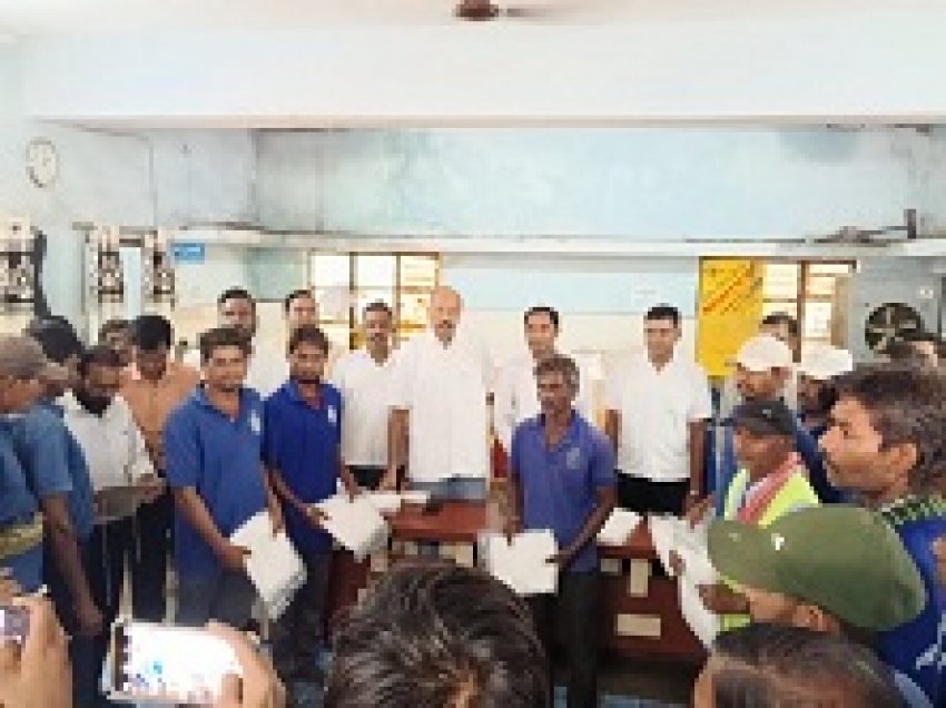 भिलाई-चरौदा निगम के स्वास्थ्य कर्मचारियों को बांटे गए रेनकोट, बारिश में सुरक्षित कार्य के लिए पहल
