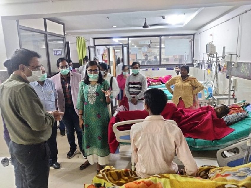 कलेक्टर ने किया जिला अस्पताल का औचक निरीक्षण ,-चिकित्सकों से उपलब्ध चिकित्सा सुविधाओं की ली जानकारी