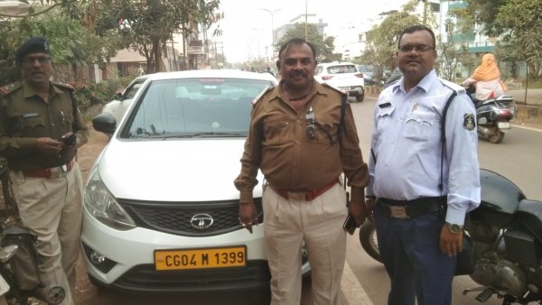 पुलिस कर रही थी नो पार्किंग जोन में कार्यवाही , बरामद हुई चोरी की कार 